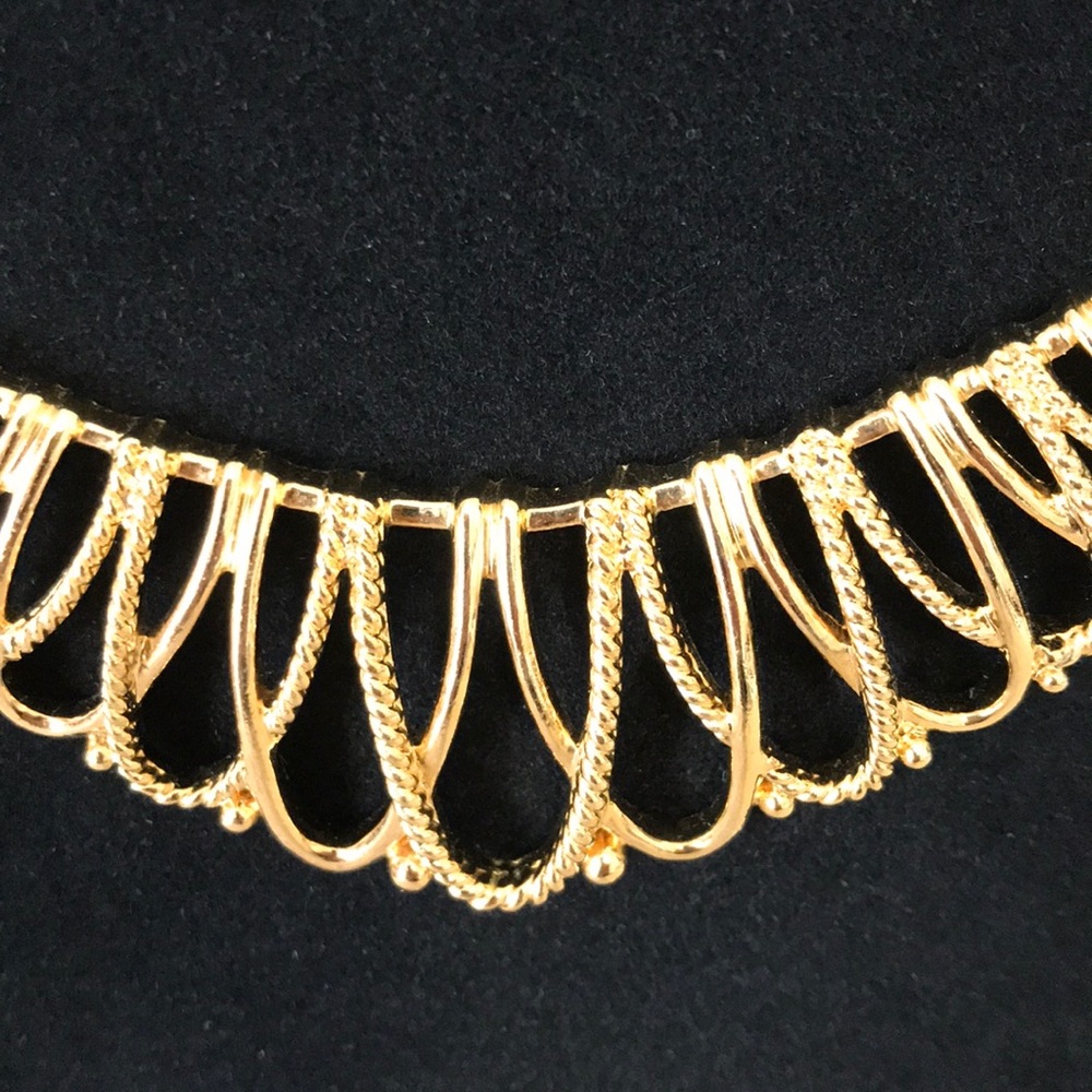 AVON GOLD TONE VINTAGE NECKLACE - Picture 2 of 5